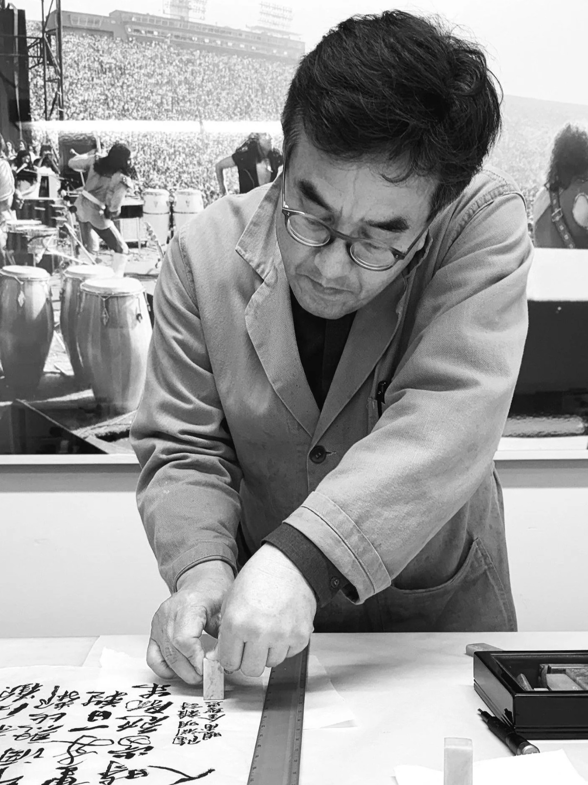 Calligrapher Hyunbo at work in the studio
